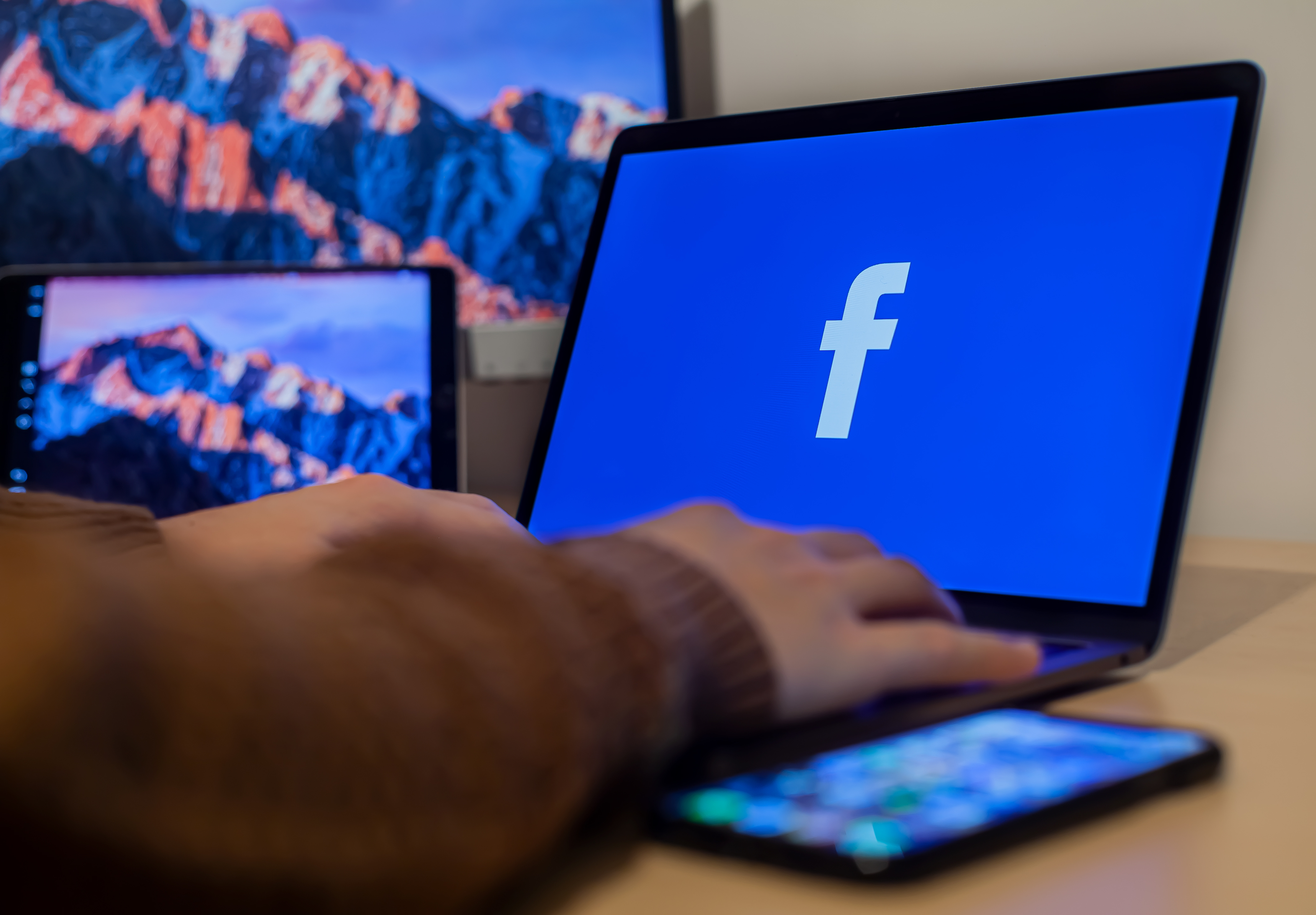 Gestalten Sie ansprechende Anzeigen - Erstellen Sie auffällige Bilder und überzeugende Texte für Ihre Facebook Ads 